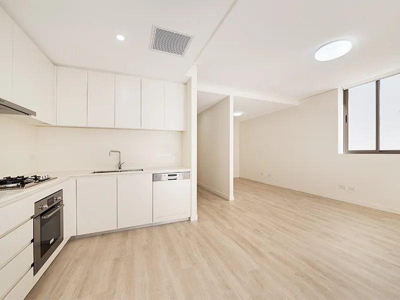 OVER SIZED GROUND FLOOR APARTMENT WITH ENTERTAINERS COURTYARD