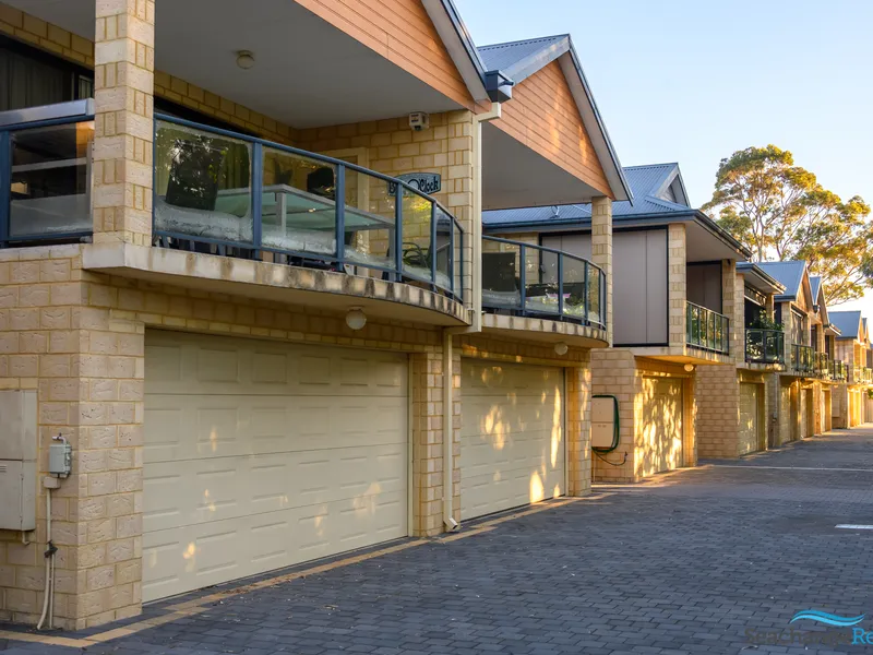 Townhouse Close to Town