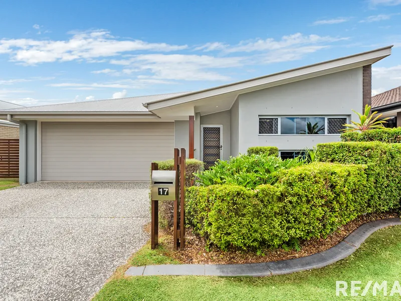 Low maintenance family home in quiet, convenient location!