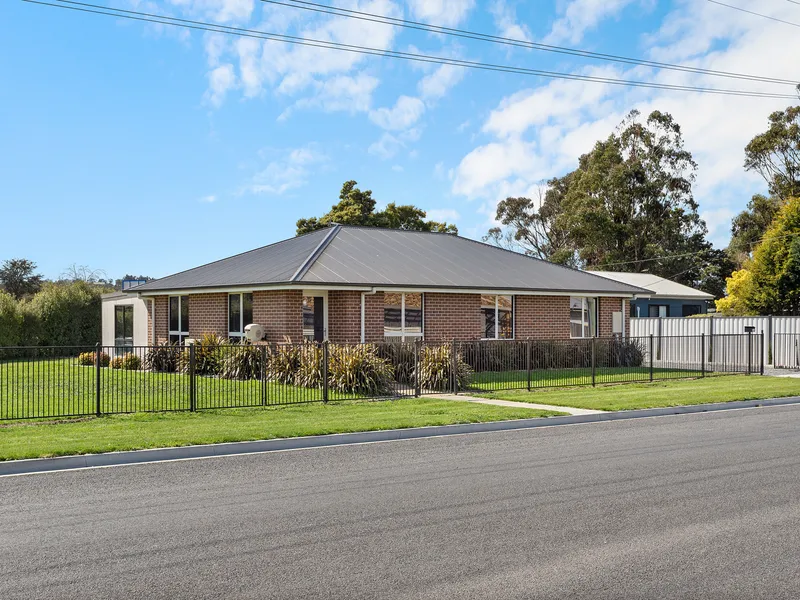 Modern home, large 1189m2 block, side access to double garage and workshop