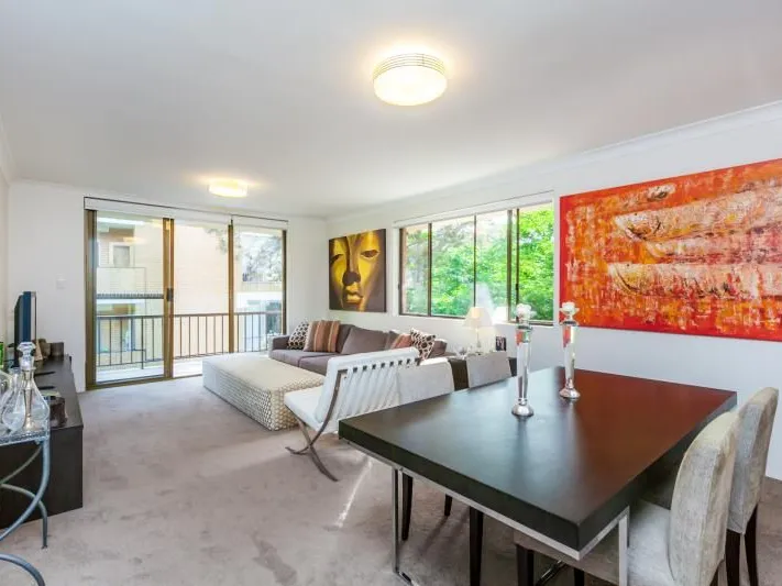 BRIGHT AND SPACIOUS & FRESHLY PAINTED  APARTMENT IN CONVENIENT LOCATION