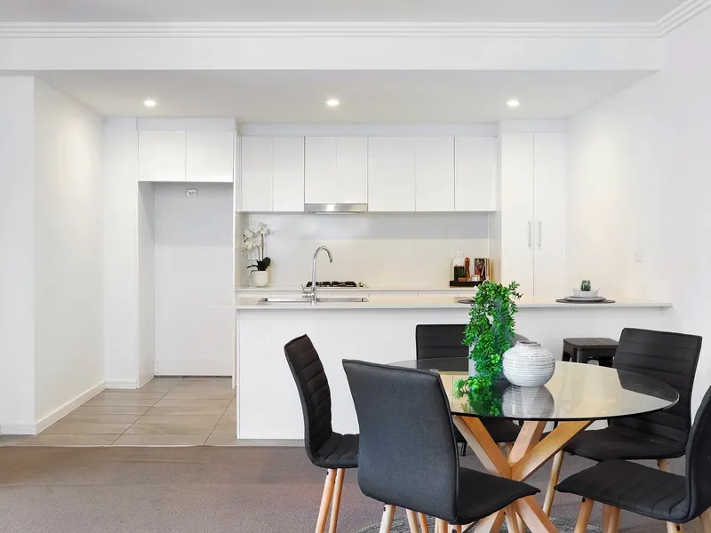 Contemporary Style Apartment in Newly-built Complex