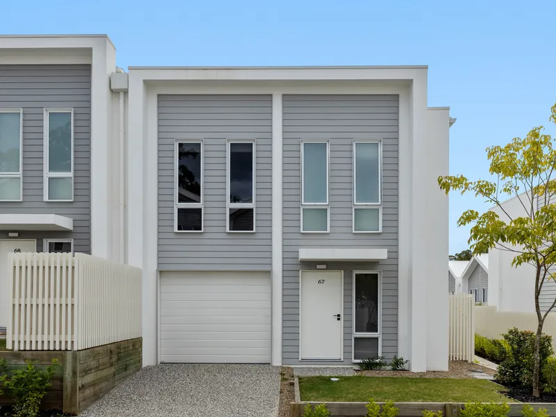 Stunning contemporary townhouse with a central community park