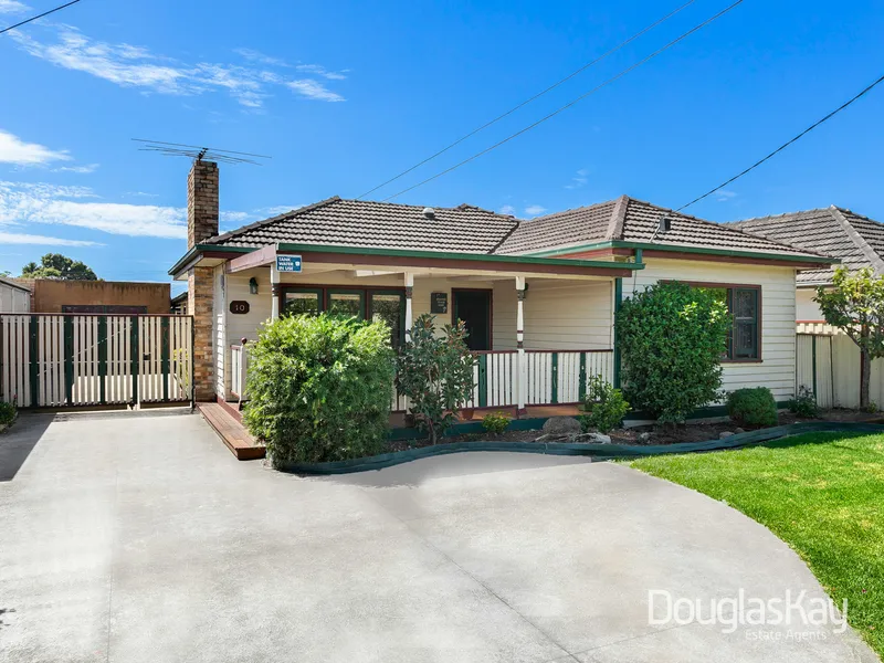 Beautiful Home on 705m of Future Potential!!