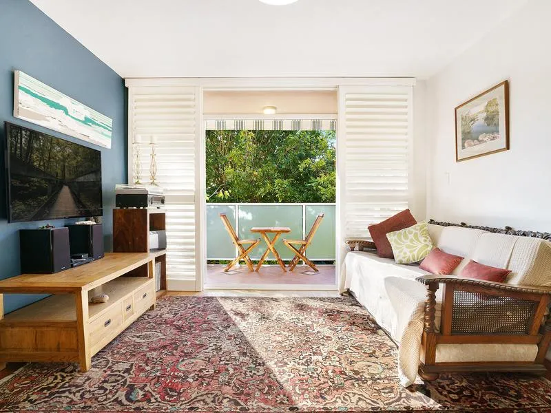 Sunny First Floor Apartment With Leafy Views