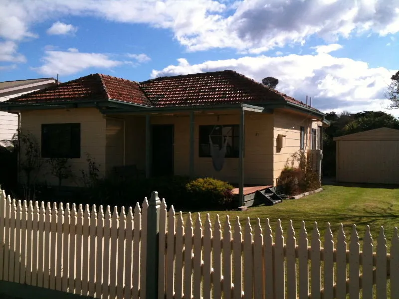 SLEEPS 6, TWO BLOCKS FROM THE 90 MILE BEACH