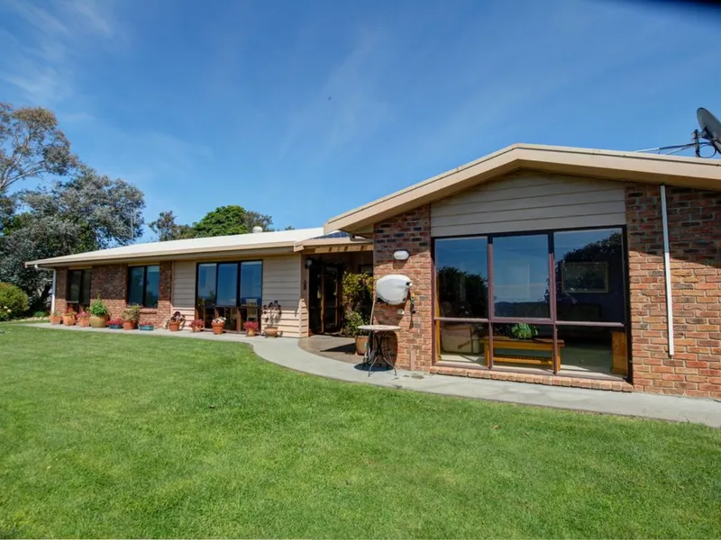 Beautiful home, magnificent views