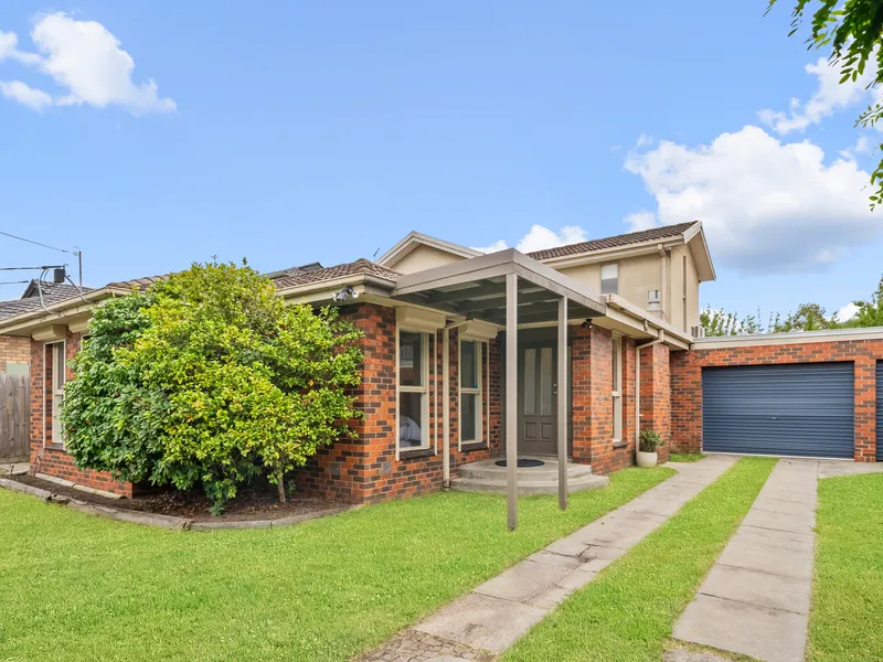 Family Entertainer in Sought-After Strathmore Zone