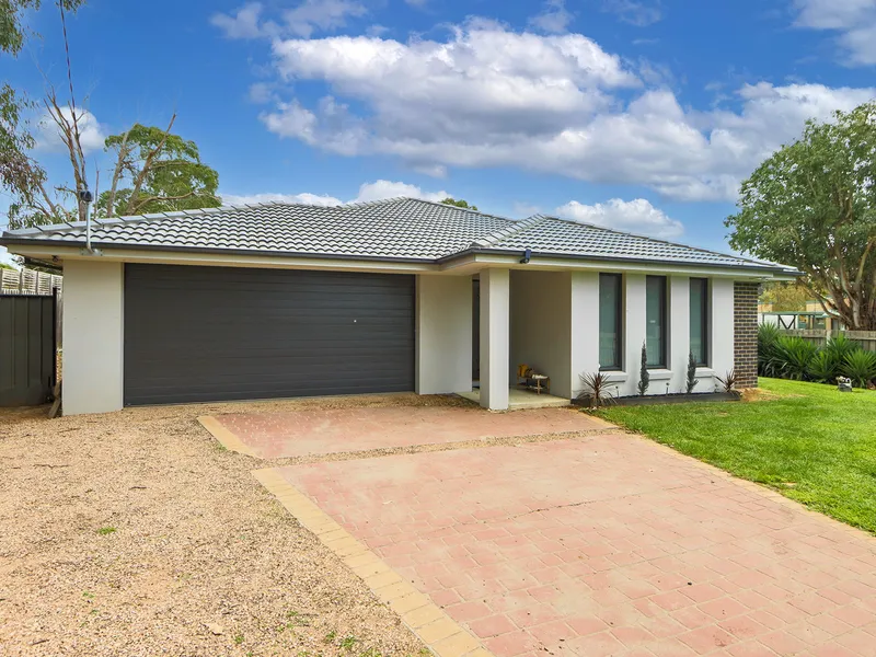 NEAR NEW CONTEMPORARY FAMILY HOME