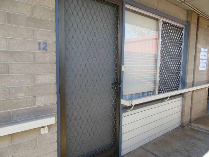 1 BEDROOM GROUND FLOOR UNIT SO CLOSE TO EVERYTHING!! BE QUICK!