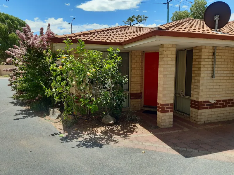 Close to Curtin Uni , Buses , Shops Centres.