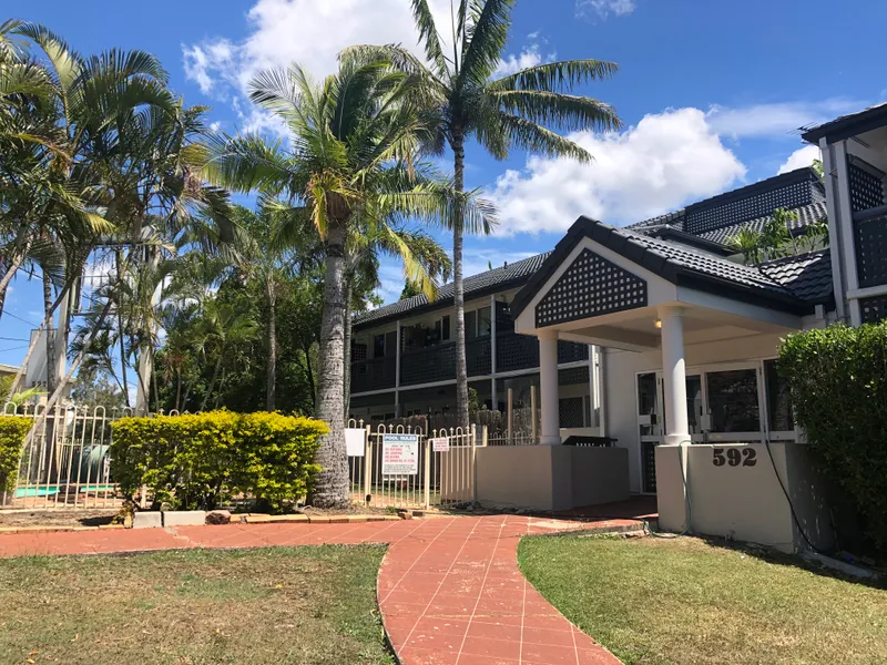 CLAYFIELD LOCATION ! CLOSE TO TRANSPORT, SHOPS & AIRPORT