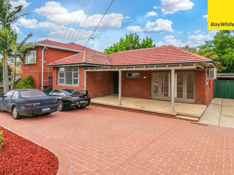 Prime Location, Close to Schools, Shops & Station!