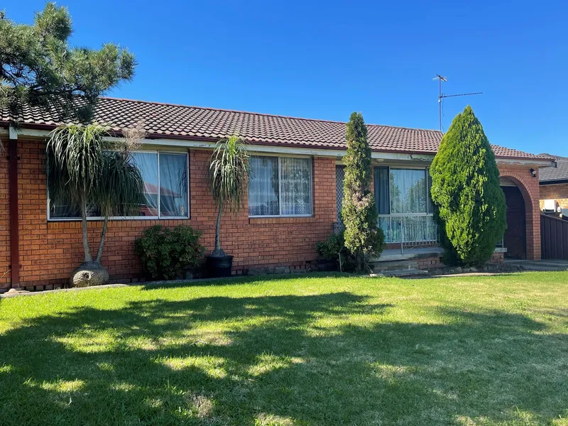 Freshly painted walls, brand new carpet!!