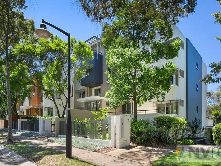 Delightful Middle Floor Apartment Close to Everything