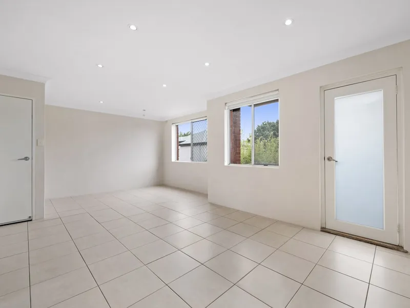 Two Bedroom Apartment In Convenient Location