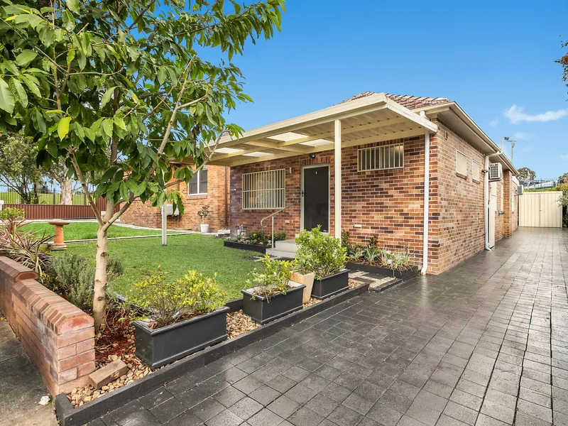 IMPECCABLE & DECEPTIVELY SPACIOUS IN CONVENIENT PARKSIDE SETTING CLOSE TO WESTFIELD