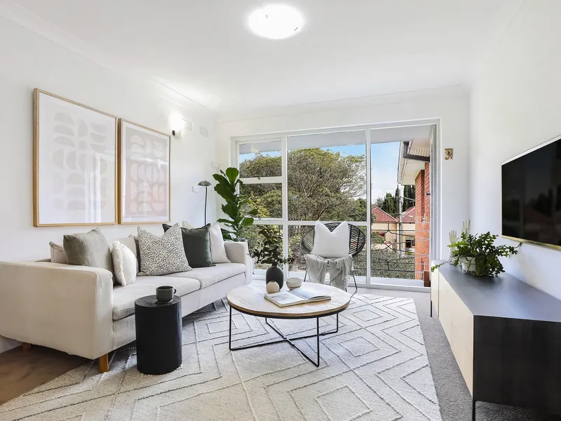 A Leafy Lifestyle Retreat on the Summer Hill Border
