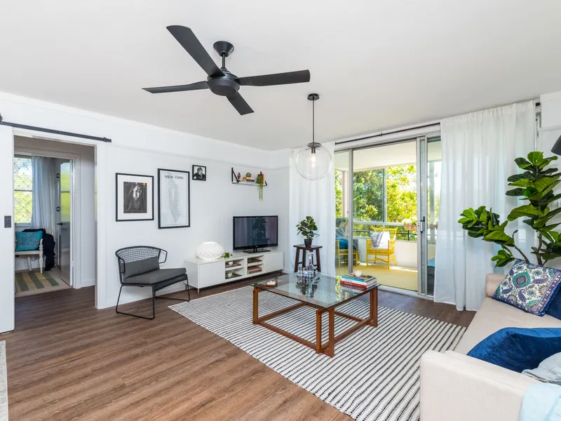 STUNNING & SPACIOUS 3 BED CORNER APARTMENT - UNFURNISHED