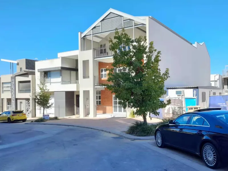 UNIQUE HOME WITH HIGH SPEC FINISHES