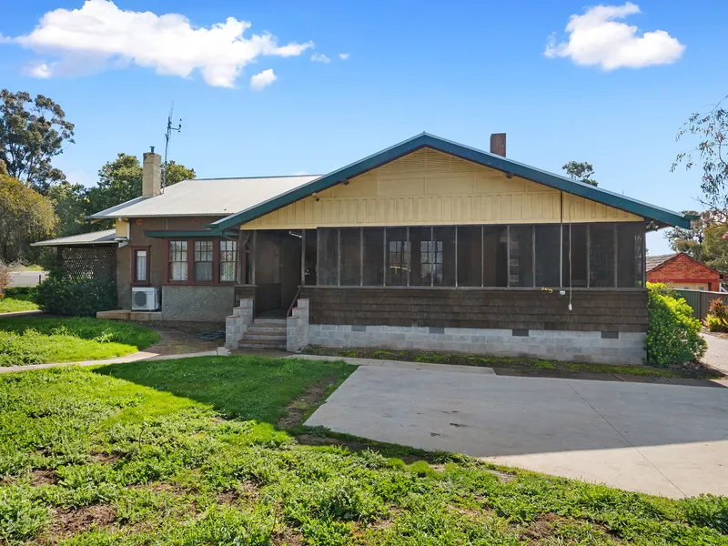 LARGE CHARMING HOME IN THE CENTER OF TOWN