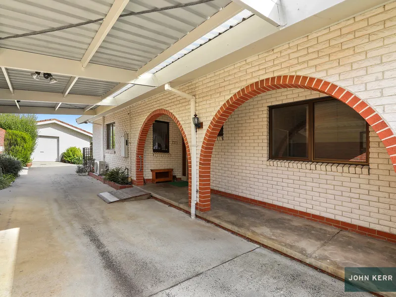 CLOSE IN & PRIVATE LIVING