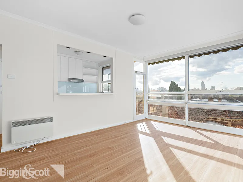 Light Filled Top Floor Apartment With City Views