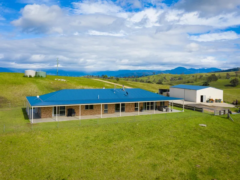 EXECUTIVE LIFESTYLE PROPERTY WITH UNSURPASSED VIEWS!