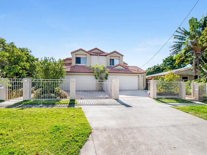 Stunning Double Story Duplex, 5 bedrooms, 3 bathrooms plus study. Skyline Views!