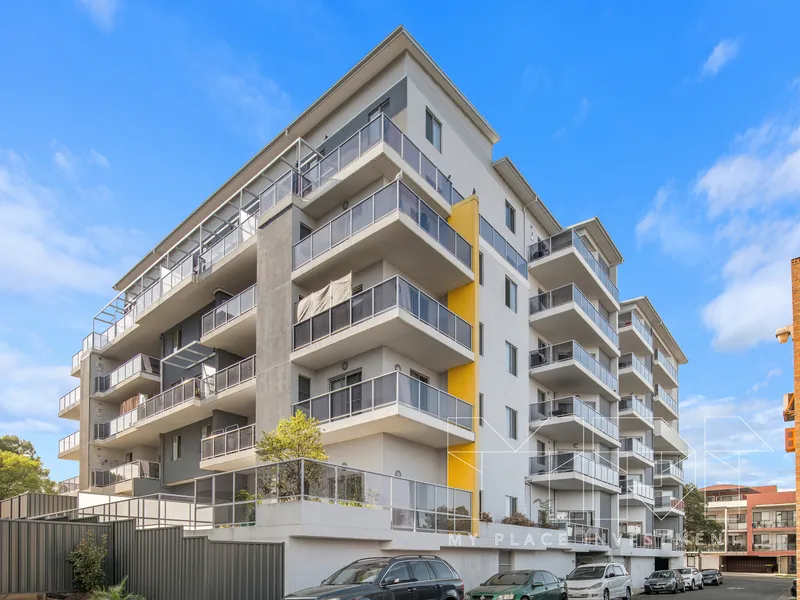 A BIG unit that is modern, young and in a great location...