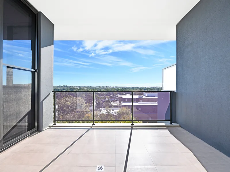 TOP FLOOR - STUNNING VIEWS. 