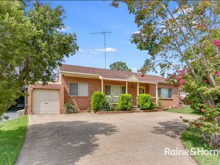 THREE BEDROOM HOME CLOSE TO INGLEBURN STATION! 6 MONTHS LEASE