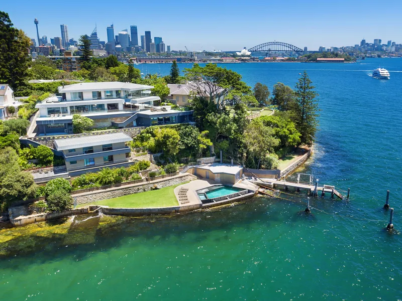 Luxurious Waterfront Retreat with Unrivalled Harbour Views