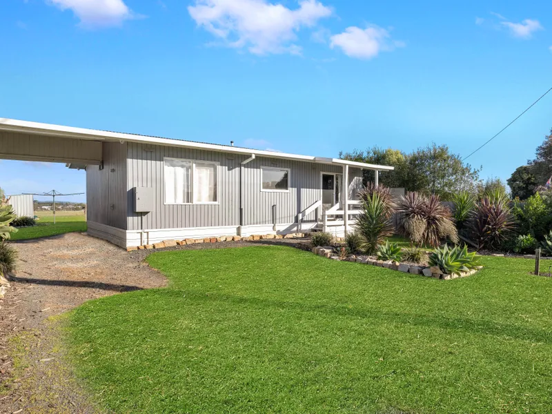 CHARMING COASTAL COTTAGE WITH WATER VIEWS!