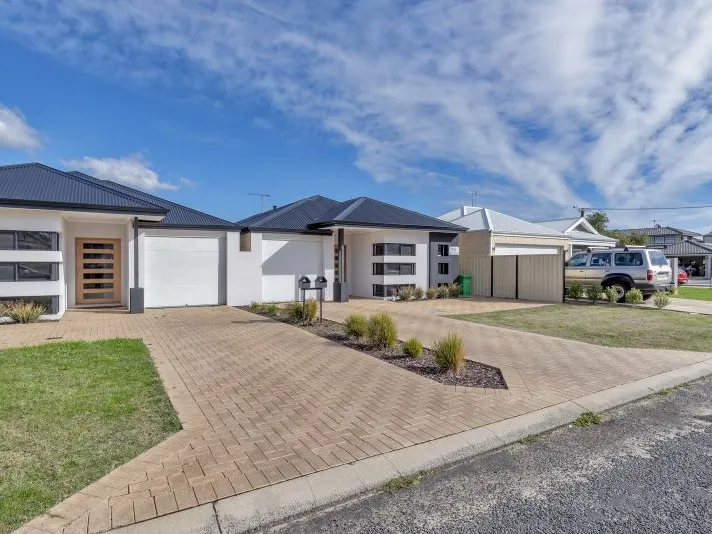 3 X 2 HOME CLOSE TO BOARDWALK AND WATER