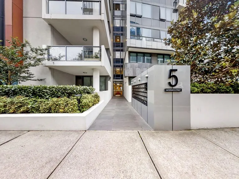 2Bedroom + 2 Car space apartment next to the shopping mall