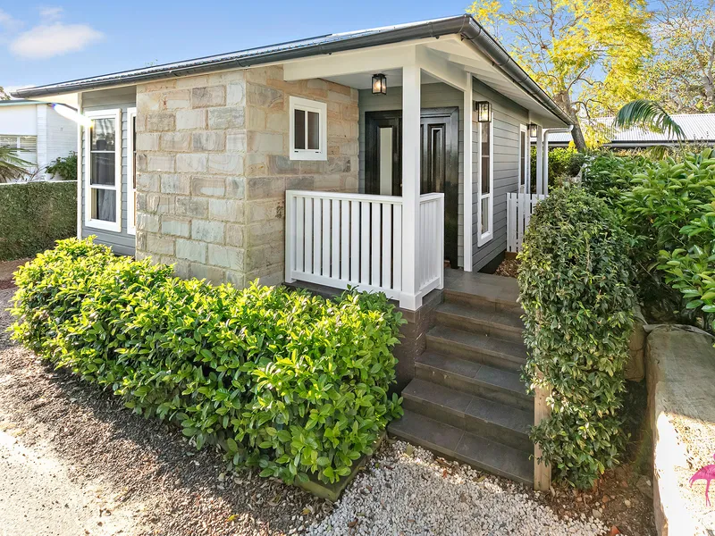 Stunning Hamptons Cottage with Port Hacking Glimpses