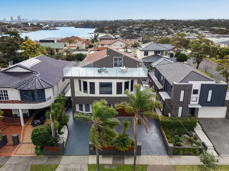 Impressive entertainer's haven on vast north to rear 986sqm parcel of land