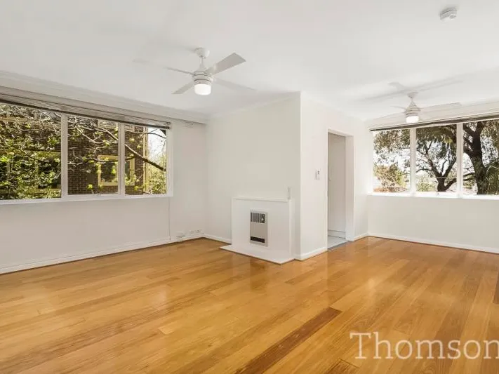 Malvern Station and Glenferrie shops and restaurants within close proximity.