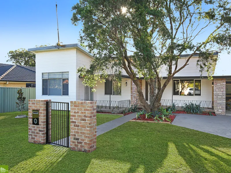 STYLISH, FULLY RENOVATED HOME, 100 METRES TO LAKE!!