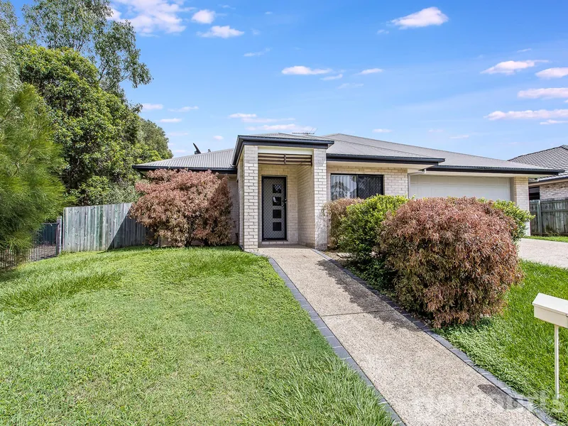 Large family home - New paint & carpet, Parkland next door- quiet street