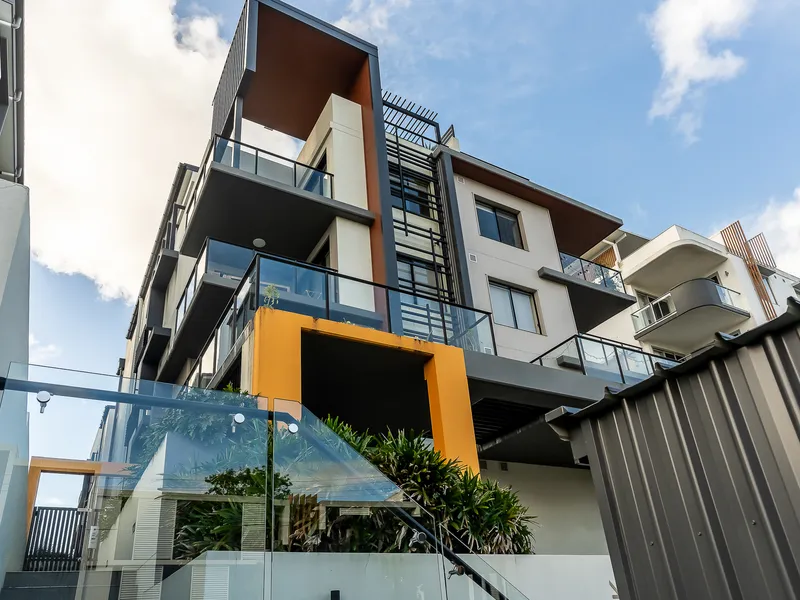 Investors & Owner Occupiers Premier Position / Spacious Open Plan Luxury Living
