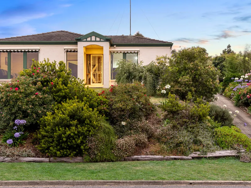 Hilltop Haven with Panoramic Views: A Nerrina Gem Awaits!
