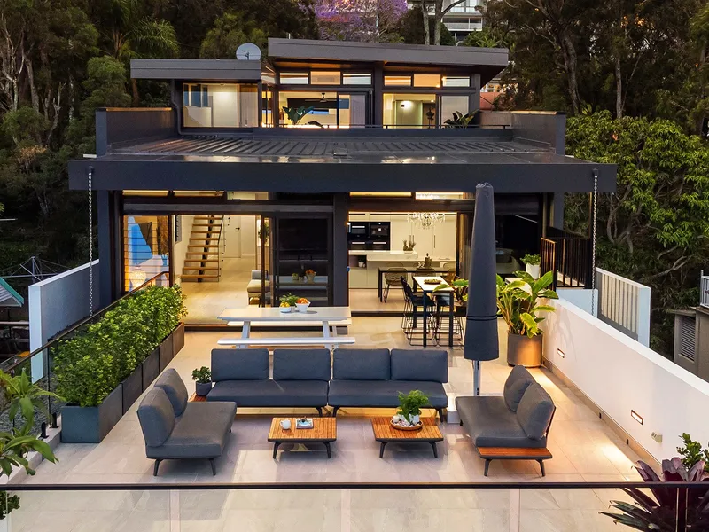 LUXURY NORTH FACING BURLEIGH HILLTOP PENTHOUSE