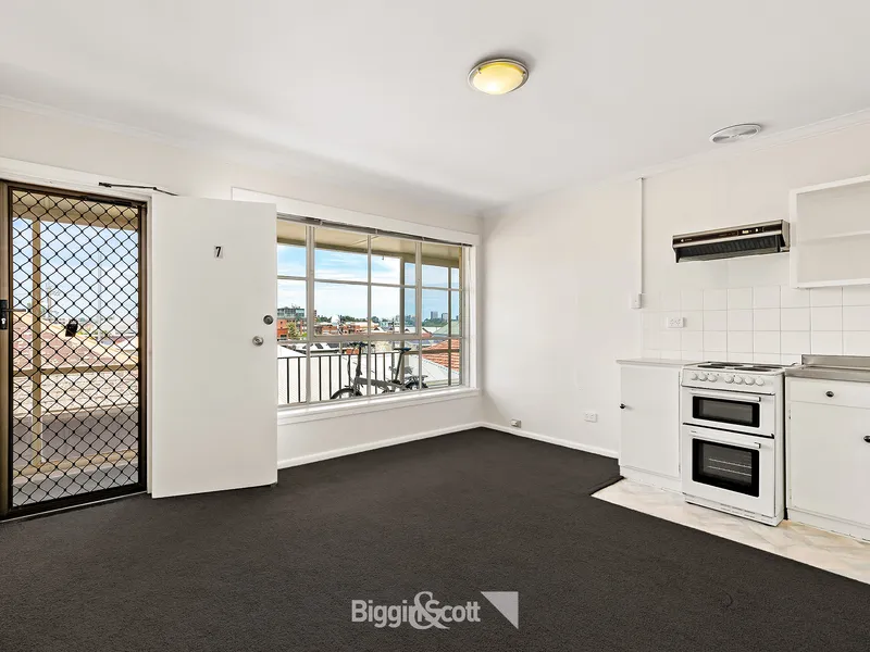 Ideally located high on Richmond Hill, this bright and airy apartment in a boutique block of just 8.