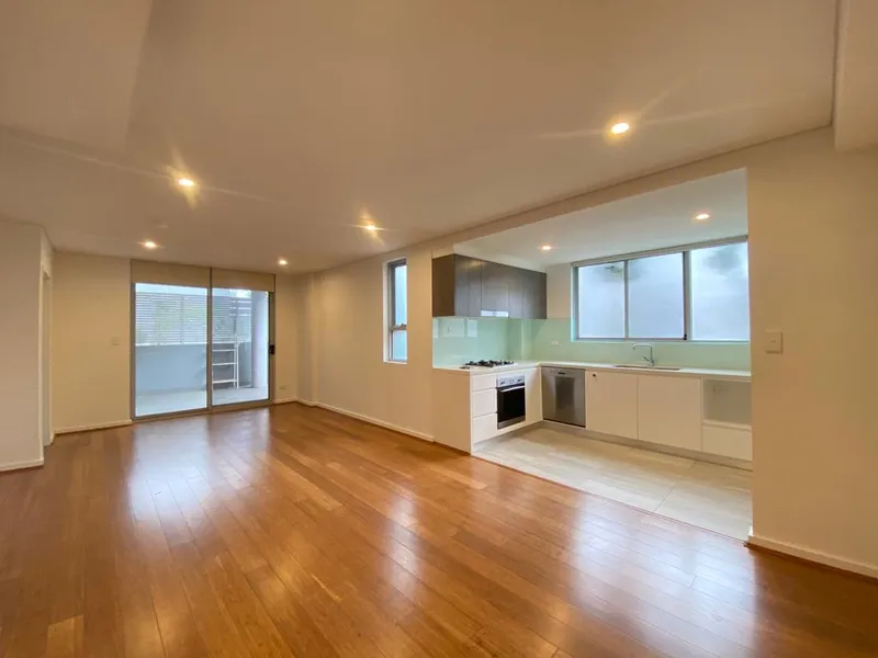 STUNNING TWO BEDROOM APARTMENT - WATER, ELECTRICITY & GAS INCLUDED