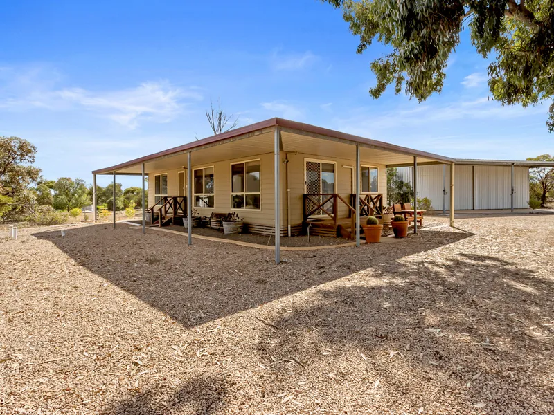 Rural lifestyle, huge shed and on 1.5acres