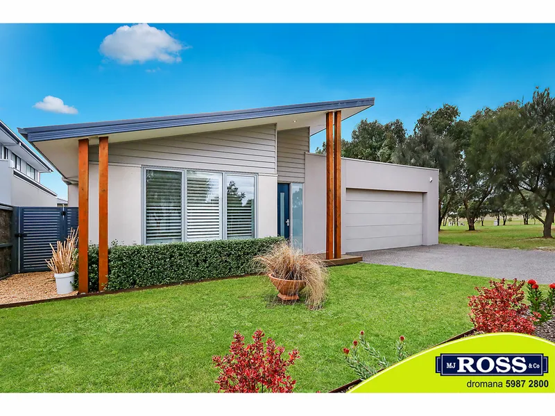 Luxury coastal living - adjoins Parkland Reserve