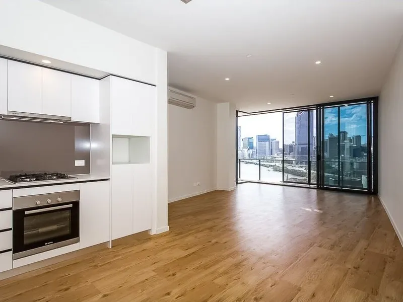 Spacious Highrise Apartment With Stunning Views