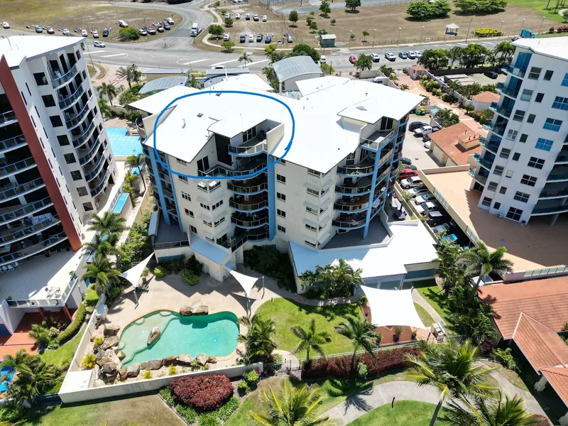 ABSOLUTE WATERFRONT!! TOP FLOOR PENTHOUSE, FULLY RENOVATED